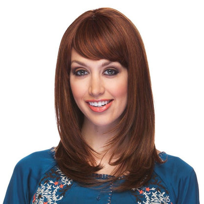 Lollipop est une perruque lisse et mi-longue en auburn de la marque Sepia avec une large frange et dont les cheveux synthétiques résistent à la chaleur.