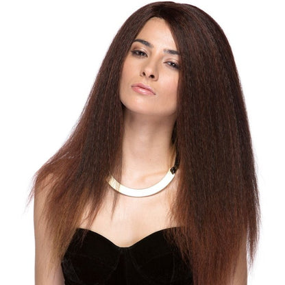 Lotti est une très longue perruque en cuivré et lace front de la marque Sepia en cheveux synthétiques de texture Yaki avec une raie incurvée.