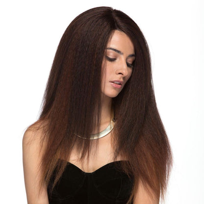 Lotti est une très longue perruque en cuivré et lace front de la marque Sepia en cheveux synthétiques de texture Yaki avec une raie incurvée.