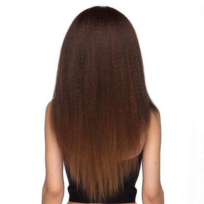 Lotti est une très longue perruque en cuivré et lace front de la marque Sepia en cheveux synthétiques de texture Yaki avec une raie incurvée.