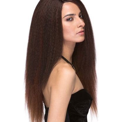 Lotti est une très longue perruque en cuivré et lace front de la marque Sepia en cheveux synthétiques de texture Yaki avec une raie incurvée.