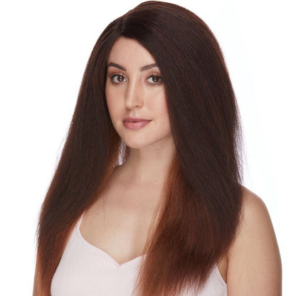 Lotti est une très longue perruque en cuivré et lace front de la marque Sepia en cheveux synthétiques de texture Yaki avec une raie incurvée.