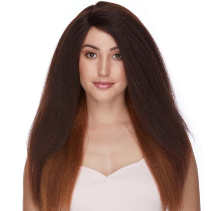 Lotti est une très longue perruque en cuivré et lace front de la marque Sepia en cheveux synthétiques de texture Yaki avec une raie incurvée.