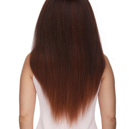 Lotti est une très longue perruque en cuivré et lace front de la marque Sepia en cheveux synthétiques de texture Yaki avec une raie incurvée.