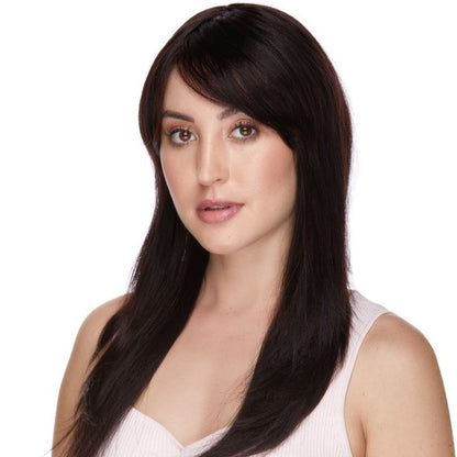 Mariam est une perruque longue en noir et en cheveux 100% naturels de la marque Eleganté. Ses cheveux sont lisses et légèrement dégradés aux pointes.