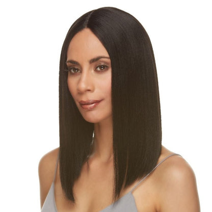 La perruque Mika en noir de la marque Sepia est une perruque lace front en cheveux synthétiques avec une raie au milieu et coupée au carré.