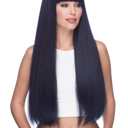 Mirage est une perruque en bleu, longue et synthétique avec une frange droite de la marque Sepia dont les cheveux lisses résistent à la chaleur.