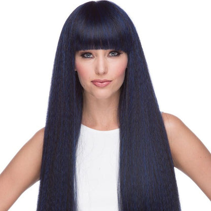 Mirage est une perruque en bleu, longue et synthétique avec une frange droite de la marque Sepia dont les cheveux lisses résistent à la chaleur.