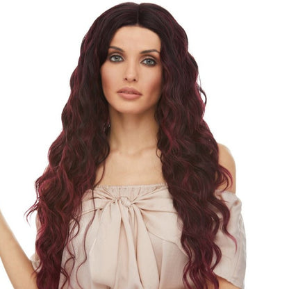 Nixie en bordeaux est une perruque lace front et synthétique de la marque Sepia avec de longs cheveux ondulés.
