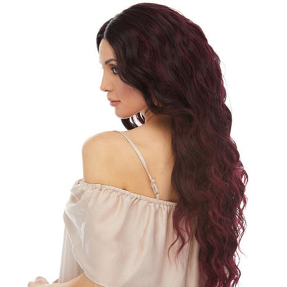 Nixie en bordeaux est une perruque lace front et synthétique de la marque Sepia avec de longs cheveux ondulés.