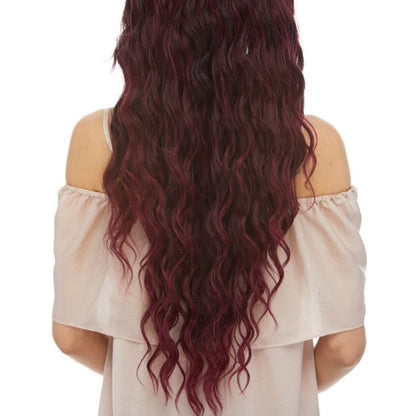 Nixie en bordeaux est une perruque lace front et synthétique de la marque Sepia avec de longs cheveux ondulés.