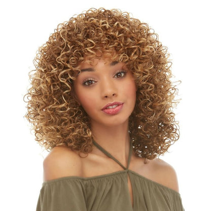 Onica est une perruque mi-longue synthétique frisée en châtain de la marque Sepia dont les cheveux résistent à la chaleur.