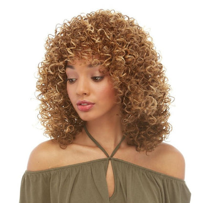 Onica est une perruque mi-longue synthétique frisée en châtain de la marque Sepia dont les cheveux résistent à la chaleur.