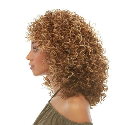 Onica est une perruque mi-longue synthétique frisée en châtain de la marque Sepia dont les cheveux résistent à la chaleur.