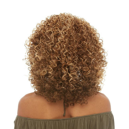 Onica est une perruque mi-longue synthétique frisée en châtain de la marque Sepia dont les cheveux résistent à la chaleur.