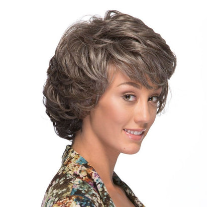 Paula est une perruque couleur sable courte de la marque Sepia en cheveux synthétiques avec un effet décoiffé.