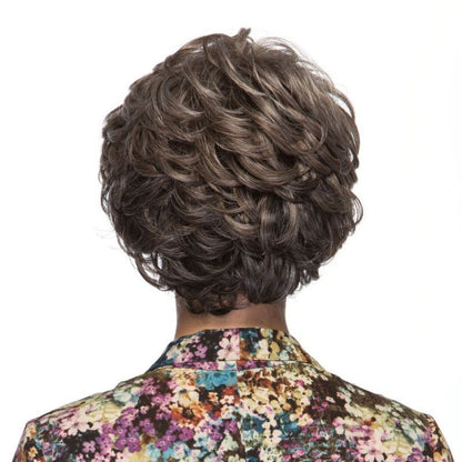 Paula est une perruque couleur sable courte de la marque Sepia en cheveux synthétiques avec un effet décoiffé.