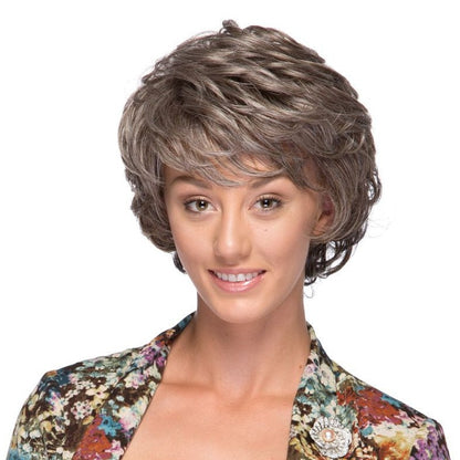 Paula est une perruque couleur sable courte de la marque Sepia en cheveux synthétiques avec un effet décoiffé.