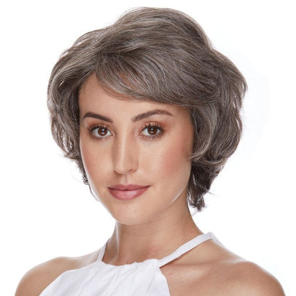 Paula est une perruque couleur sable courte de la marque Sepia en cheveux synthétiques avec un effet décoiffé.