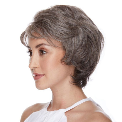 Paula est une perruque couleur sable courte de la marque Sepia en cheveux synthétiques avec un effet décoiffé.