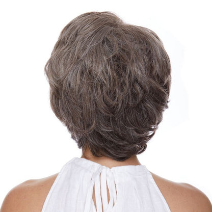 Paula est une perruque couleur sable courte de la marque Sepia en cheveux synthétiques avec un effet décoiffé.