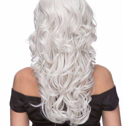 Phoenix en blanc est une perruque longue synthétique de la marque Sepia dont les cheveux ondulés résistent à la chaleur.