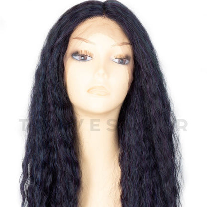 Raven est une perruque longue et lace front en brun aux multiples mèches bleues, vertes et violettes. Frisée et sans frange, la perruque a une raie au milieu très naturelle.