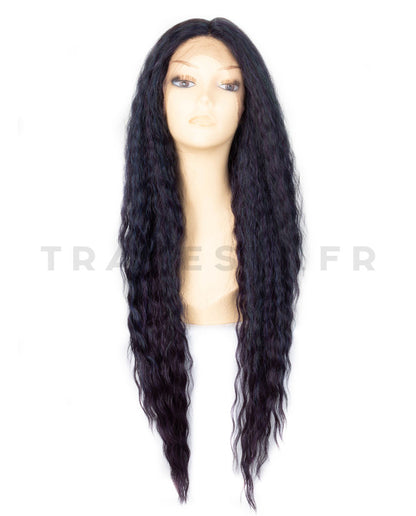 Raven est une perruque longue et lace front en brun aux multiples mèches bleues, vertes et violettes. Frisée et sans frange, la perruque a une raie au milieu très naturelle.