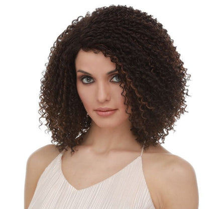 Yvette est une perruque mi-longue synthétique en brun de la marque Sepia avec beaucoup de volume grâce à ses bouclettes.