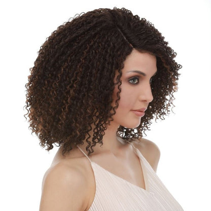 Yvette est une perruque mi-longue synthétique en brun de la marque Sepia avec beaucoup de volume grâce à ses bouclettes.